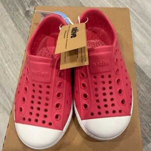 Native Kids Water Shoes - Vibrant Pink and White